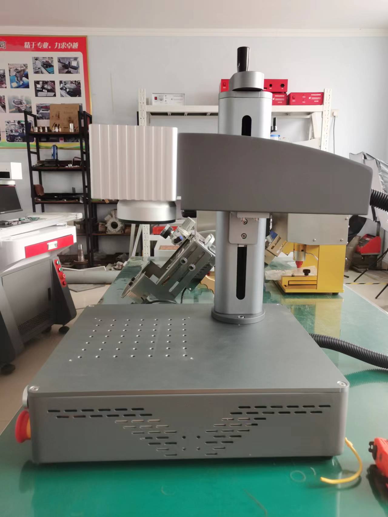 20w 30w laser markatzeko makina metalezko plaketarako