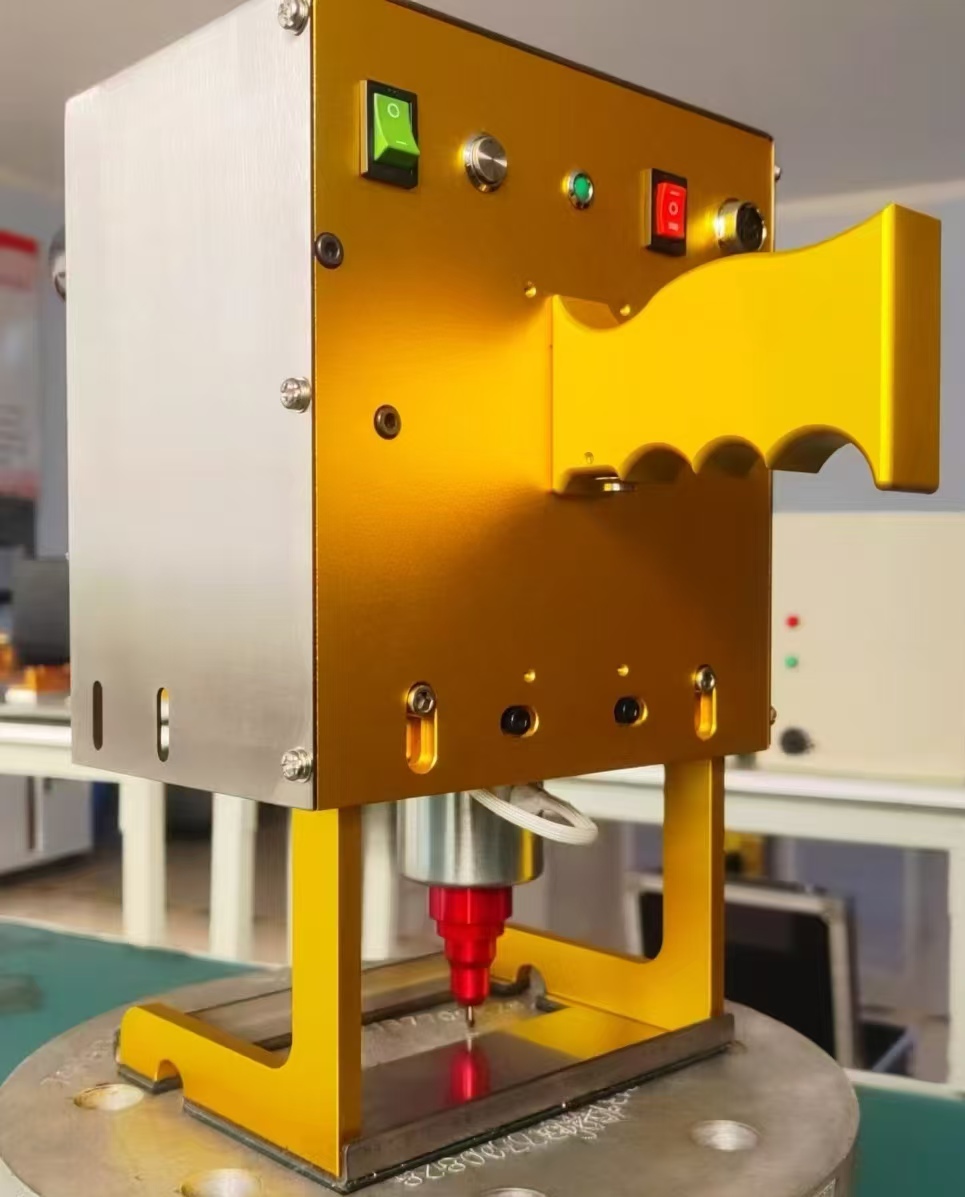 Eskuko grabatzeko makina elektrikoa, metalezko grabatzeko makina altzairuzko hodiaren gainean